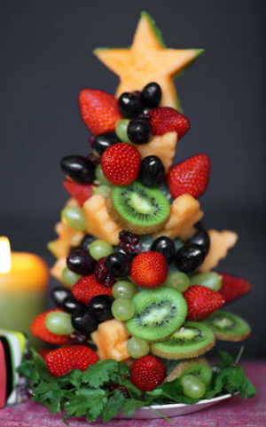 Frutas podem formar um pinheiro de Natal (Foto: Reprodução)